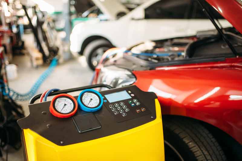 Monteur voert airco service uit aan een voertuig in Oosterhout