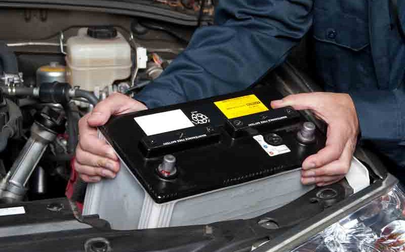 Monteur vervangt autobatterij tijdens onderhoudsbeurt in Oosterhout
