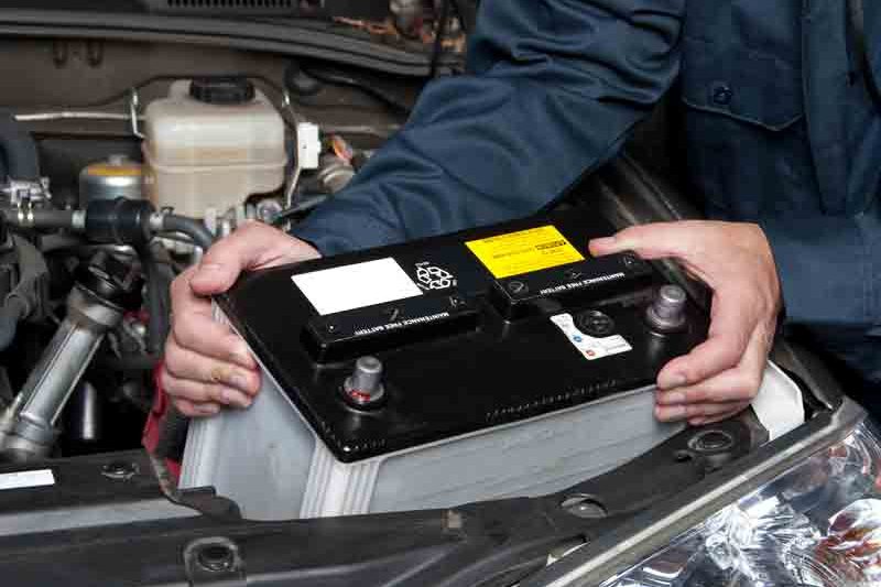Accu vervangen bij Gebr. AutoGarage A&M Monteur vervangt autobatterij tijdens onderhoudsbeurt in Oosterhout