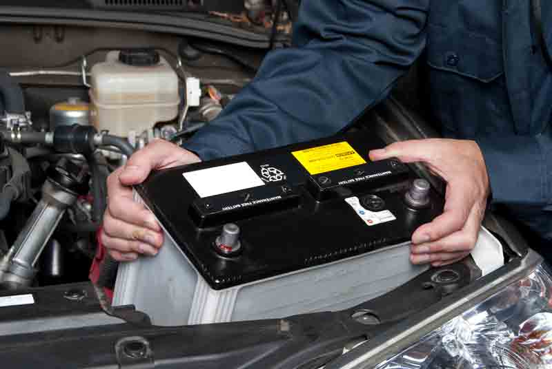 Monteur vervangt autobatterij tijdens onderhoudsbeurt in Oosterhout