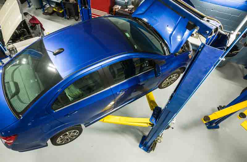 Monteur voert APK-keuring uit in garage in Oosterhout