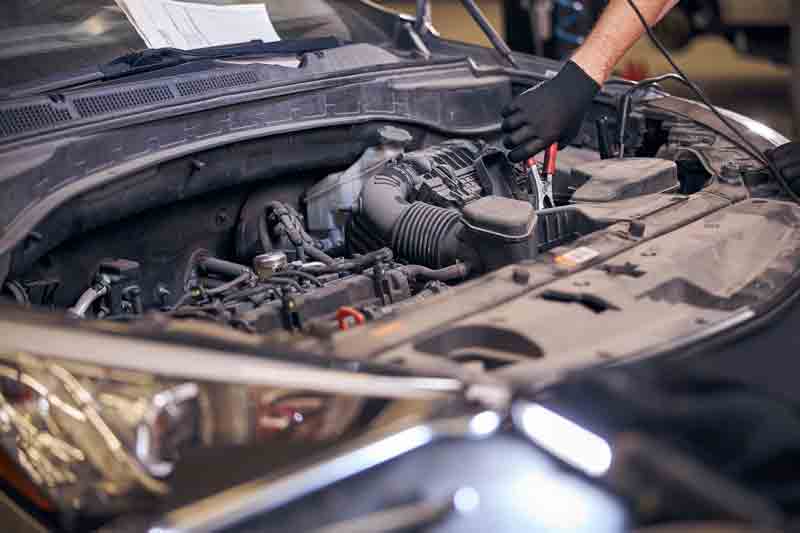 Monteur voert kleine of grote onderhoudsbeurt uit aan auto in Oosterhout